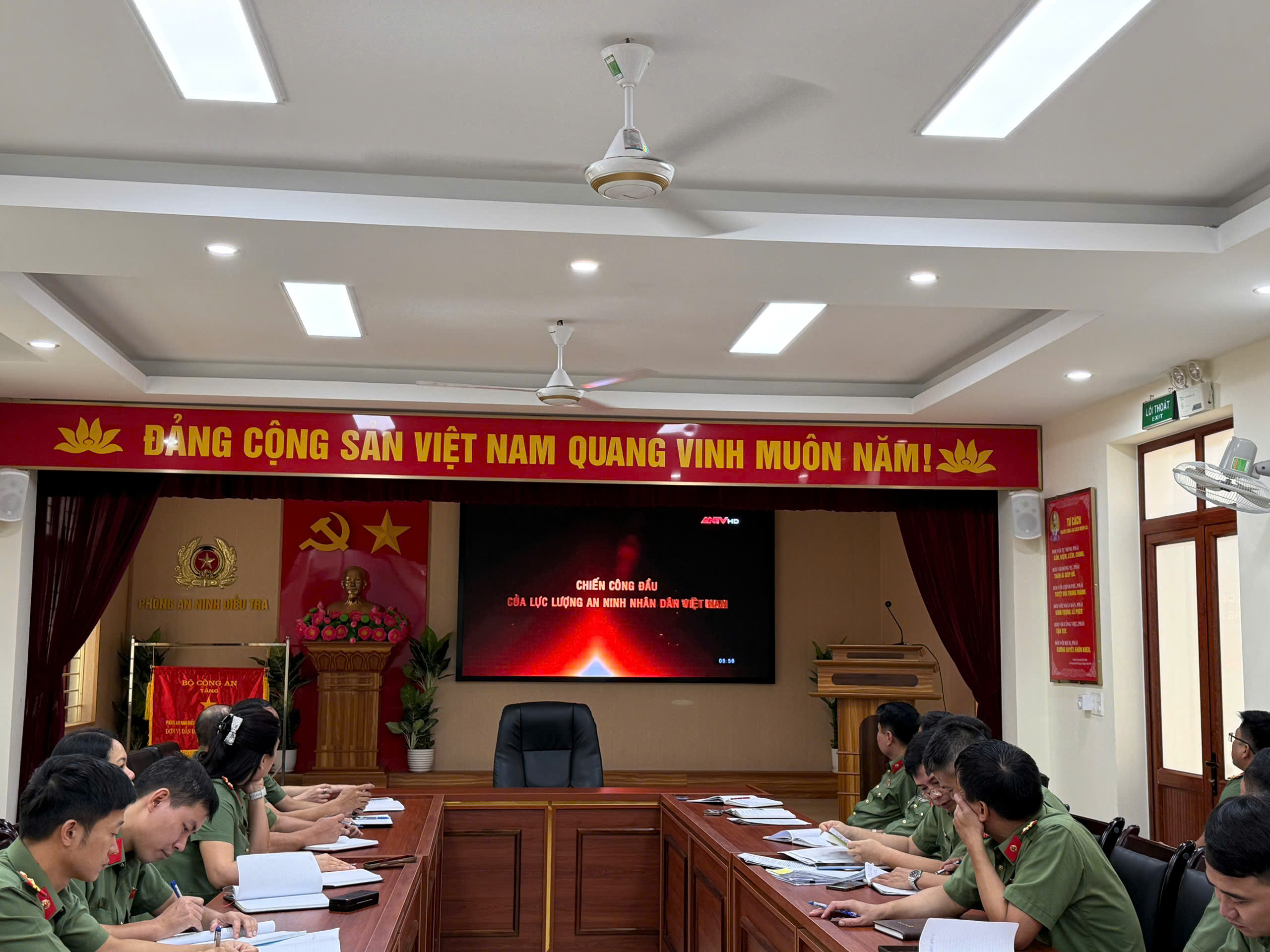 Phòng An ninh điều tra tổ chức xem phim phóng sự về truyền thống lực lượng An ninh nhân dân